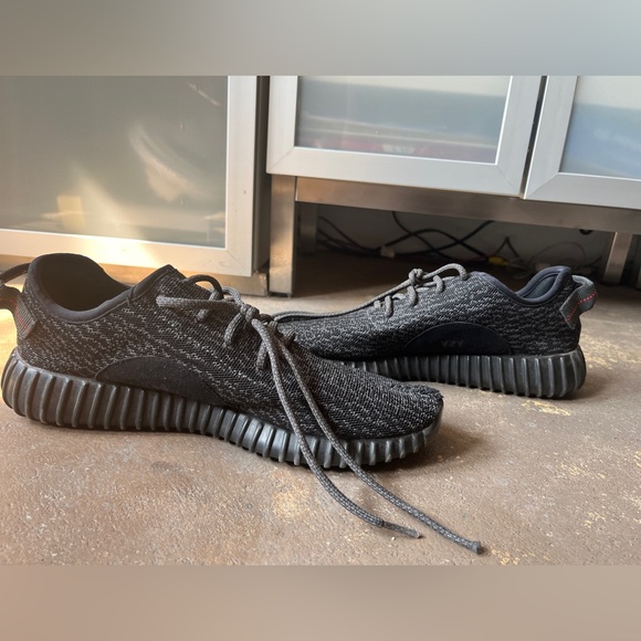 Black Yeezy Boost - Picture 2 of 8